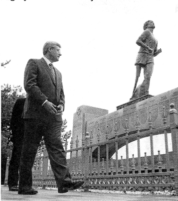 the Prime Minister at the Terry Fox monument